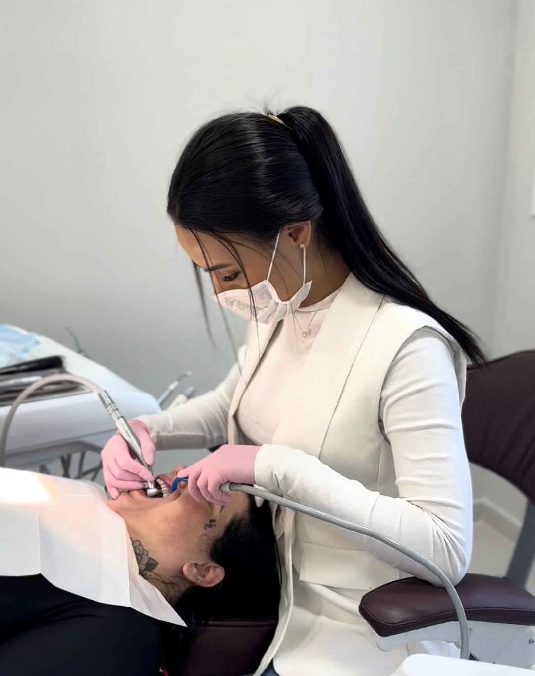 Dra. Vitória Passos realizando atendimento odontológico